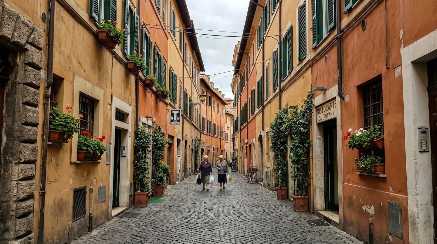 Rue pavée typique du quartier de Trastevere avec façades colorées aux tons ocre et terrasses de restaurants animées en plein jour