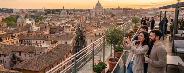Vue panoramique sur les toits ocre de Rome avec le dôme de la Basilique Saint-Pierre en arrière-plan sous une lumière dorée de fin d'après-midi