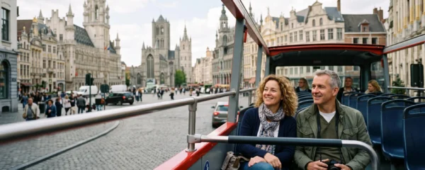 Couple découvrant Bruxelles depuis un bus touristique à impériale