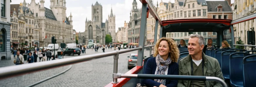 Couple découvrant Bruxelles depuis un bus touristique à impériale